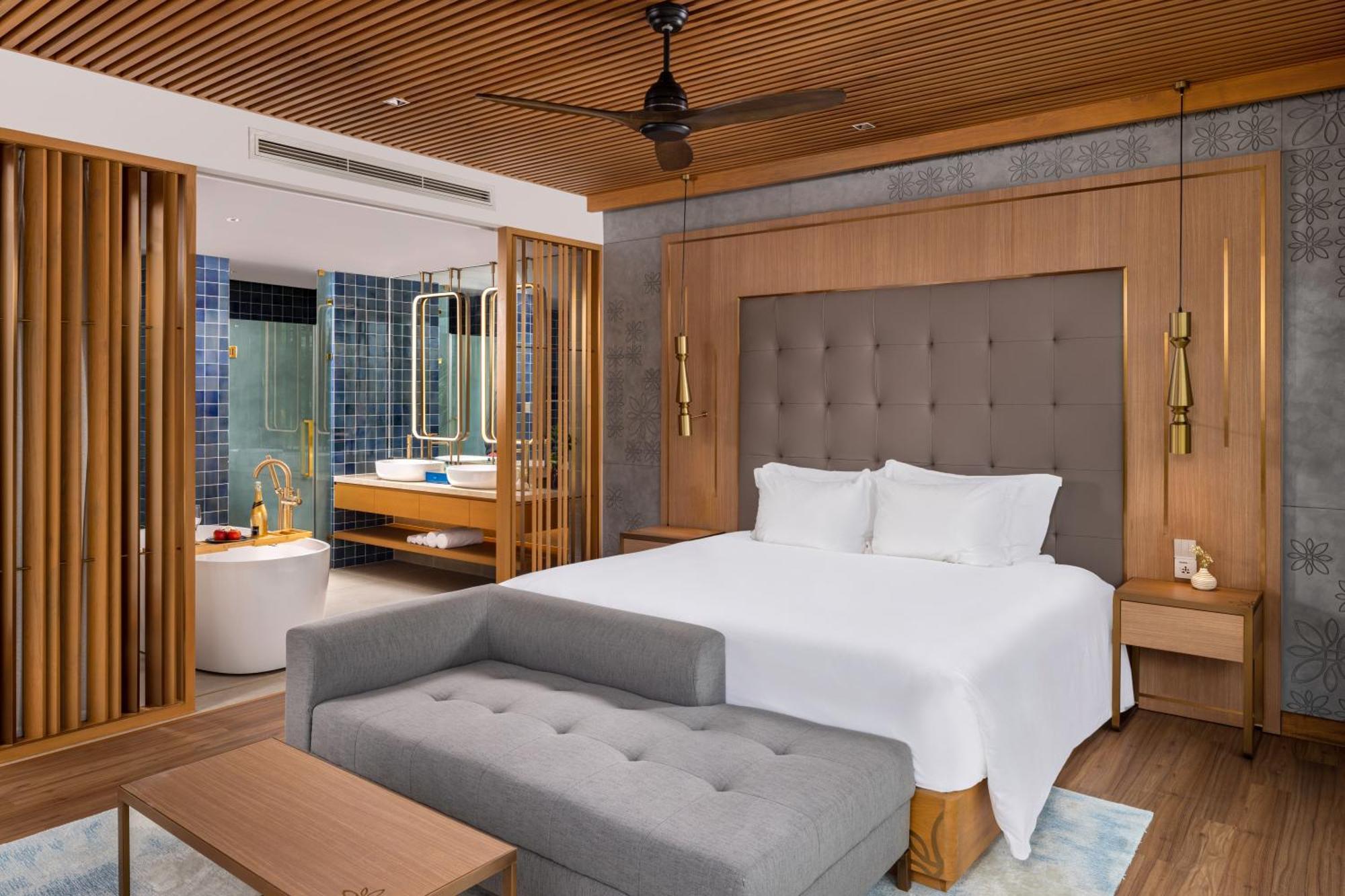Wyndham Hoi An Royal Beachfront Resort & Villas Экстерьер фото